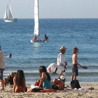 Just like summer … the scene on Tel Aviv’s beach on January 10 as Israelis enjoy an unseasonal heat wave. Photo: Isranet.
