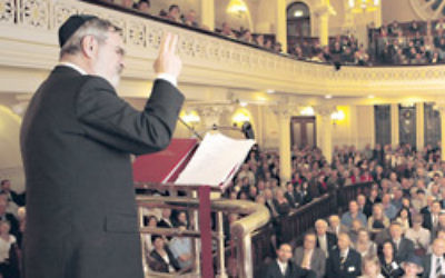 Commonwealth Chief Rabbi Sir Jonathan Sacks delivers a sermon at the Great Synagogue, Sydney, in 2006. Photo: AJN file
