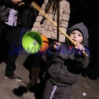 9-5-12. Lag B'omer 2012. xxxxx playing with the diablo at Katanga. Photo: Peter Haskin