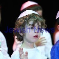 31-8-12. Victorian Govenor General, Alex Chernov visits Bialik College, Melbourne. Primary school kabbalat shabbat. Photo: Peter Haskin