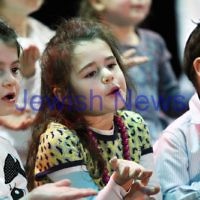 31-8-12. Victorian Govenor General, Alex Chernov visits Bialik College, Melbourne. Primary school kabbalat shabbat. Photo: Peter Haskin