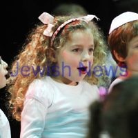 31-8-12. Victorian Govenor General, Alex Chernov visits Bialik College, Melbourne. Primary school kabbalat shabbat. Photo: Peter Haskin