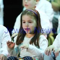 31-8-12. Victorian Govenor General, Alex Chernov visits Bialik College, Melbourne. Primary school kabbalat shabbat.  Photo: Peter Haskin