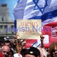 18-11-12. Solidarity rally for Israel. More than 1200 people rallied to show their support for Israel at Princes Park, Caulfield. the sign says "Hamas are murderers". Photo: Peter Haskin