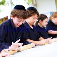 8-4-14. The King David School. Year 2 students making matza. Photo: Peter Haskin 8-4-14. The King David School. Year 2 students making matza. Photo: Peter Haskin