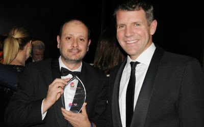 AJN photographer Noel Kessel (left) with NSW Premier Mike Baird. (Photo: Gareth Narunsky)