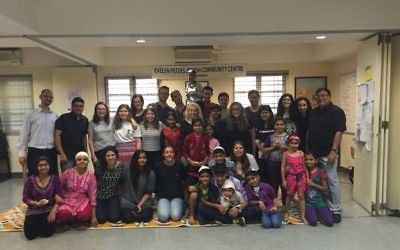 AUJS LDP participants with members of the Mumbai Jewish community.