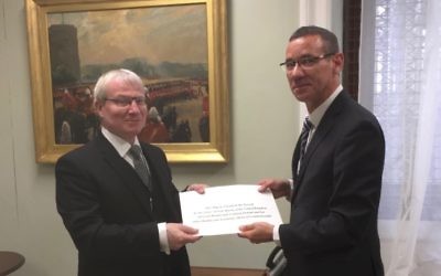 Mark Regev (right) presenting his credentials to Julian Evans, chief of protocol at the British Foreign Office. Photo: Embassy of Israel.