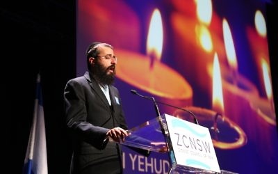 Rabbi Yehuda Niasoff singing memorial prayers at the Yom Hazikaron service in 2016. Photo: Giselle Haber.
