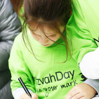 27-11-16. Mitzvah Day.  WIZO Kids, preparing gifts for seniors. Photo: Peter Haskin