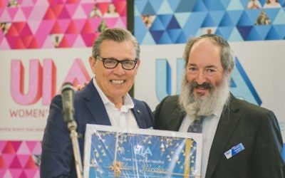 Harold Finger (left), UIA Australia president, presents Shlomo Werdiger, outgoing UIA Victoria president, with an Askan Award.