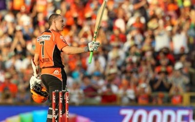 Klinger doing everything he can to get Australia over the line.