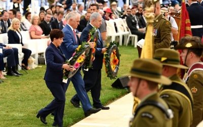 Patsy Reddy, Malcolm Turnbull and Benjamin Netanyahu lay wreaths during
Tuesday’s memorial ceremony. Photo: AAP Image/Dan Peled