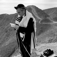 Rabbi Kennard davens shacharit on Har Tzfachot near Eilat. Rabbi Kennard davens shacharit on Har Tzfachot near Eilat.