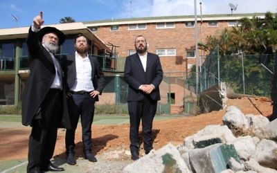 From left: Rabbi Yehoram Ulman,
Rabbi Mendy Ulman and Rabbi Eli
Schlanger on site.
Photos: Shane Desiatnik