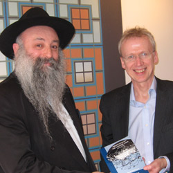 Merkos on Campus Rabbi Yankel Rapp with La Trobe Vice Chancellor Prof Paul Johnson.