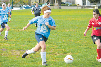  Australian Maccabiah team member Teri Lazarus in action.