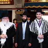 14-8-11. Rabbi Yaakov Glasman (centre) is led into St Kilda Shul for his induction ceremony as new Chief Minister. Flanked by the retiring Rabbi Philip Heilbrunn (left) and R abbi Hillel Nagel. Photo: Peter Haskin