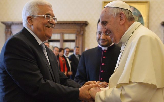 epa04750710 Pope Francis (R) exchanges gifts with Palestinian authority President Mahmoud Abbas (L) during a private audience at the Vatican, 16 May 2015. Person in the center not identified. The Vatican finalized a treaty recognizing Palestine as a state just this week, making Abbas's private audience with Pope Francis on Saturday particularly significant.  EPA/ALBERTO PIZZOLI / POOL