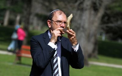 Rabbi Ralph Genende blows the shofar at Caulfield Park  in pre-pandemic days. Photo: Peter Haskin