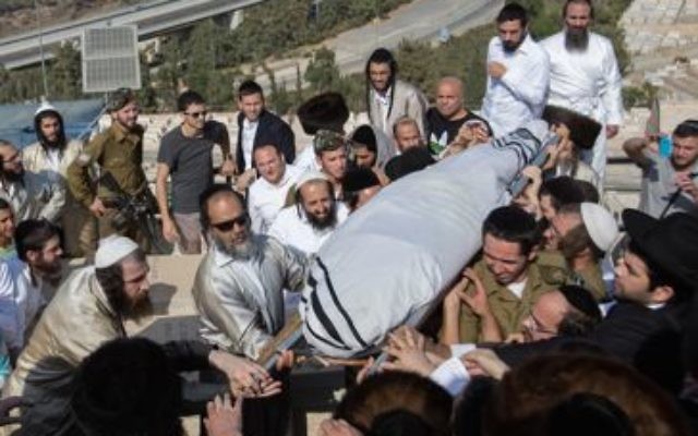 Friends and family carry the body of Aharon Banita during his funeral at Har HaMenuchot Cemetery in Jerusalem on October 4, 2015, Banita was killed last night by a Palestinian youth in a stabbing terror attack in the Old City. Photo by Yonatan Sindel/Flash90