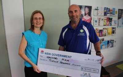Gabrielle Upton
presents
a cheque
to Maccabi NSW
president Danny
Hochberg.
Photo:
Evan Zlatkis