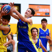 13-2-16. Basketball. Maccabi Under 14 Bulls lost to Timberwolves Giants 27 - 36. Photo: Peter Haskin 13-2-16. Basketball. Maccabi Under 14 Bulls lost to Timberwolves Giants 27 - 36. Photo: Peter Haskin