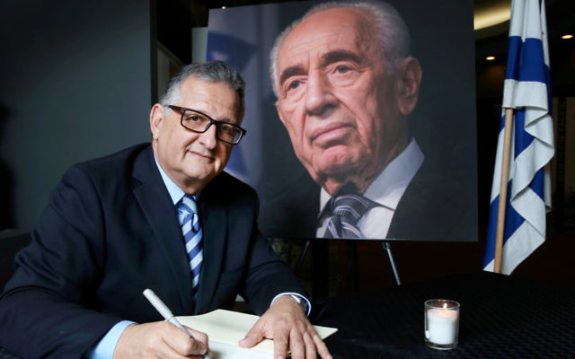 Richard Balkin signing the ZCNSW condolence book in honour of Shimon Peres.
Photo: Noel Kessel.
