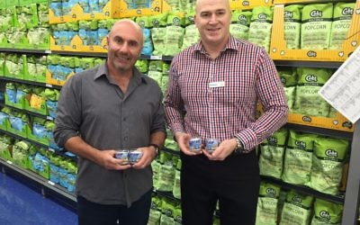 Danny Hochberg (left) and Woolworths Double Bay manager Matthew Walsh with memorial candles that will be in the Zachor Project reading kits.