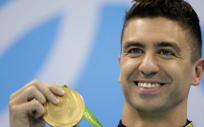 Anthony Ervin with his gold medal at the Olympics.