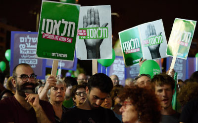 Thousands of Israeli Left wing activists particiapted a rally in Rabin Square, Tel-Aviv, calling for talks with Palestinians and in support of the two states solution on May 27, 2017. Photo by Gili Yaari/Flash90