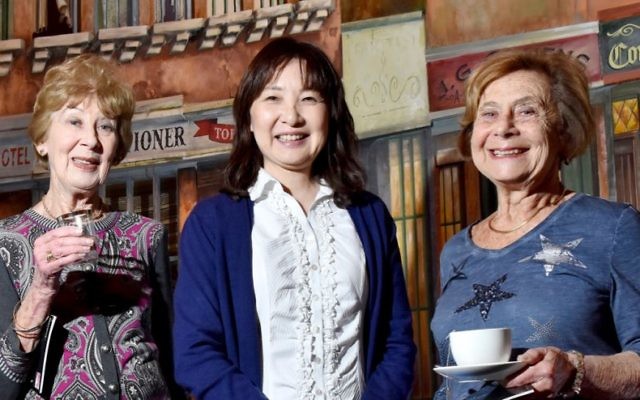 Chiune-Sempo Sugihara’s granddaughter Madoka (centre) with Yola Center (left)
and Liz Sapir (right).
Photo: Noel Kessel
