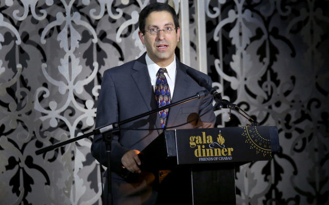 Gil Hoffman speaking at Chabad North Shore's Gala Dinner. Photo: Noel Kessel