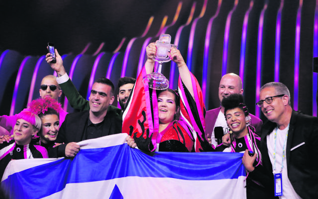 Netta and the Israeli team with the Eurovision trophy. Photo: Thomas Hanses