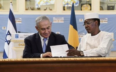 Benjamin Netanyahu and President Idriss Deby sign an official memorandum on the resumption of relations between Chad and Israel. Photo: Kobi Gideon, GPO