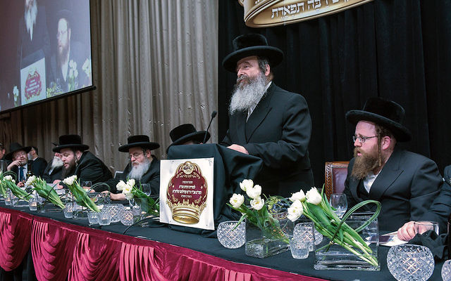 Rabbi Shlomo Kohn addressing guests at his welcome banquet.
Photo: Yumi Koppel