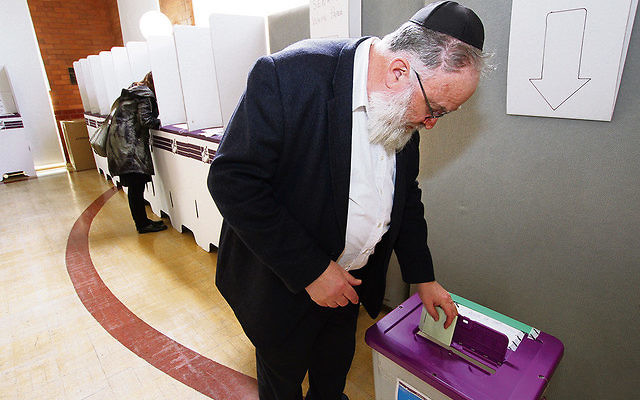 The AJN’s Yossi Aron early voting at
a previous federal election.
Photo: Peter Haskin