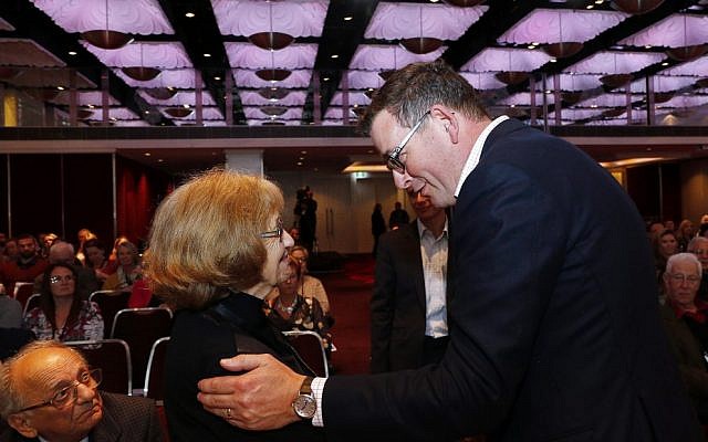 Daniel Andrews talking with Holocaust survivor Ana de Leon at the Gandel
Holocaust Education Conference in 2019. Photo: Peter Haskin