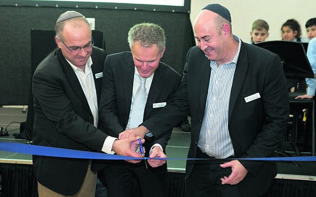 From left: Anthony Berman, Phil Roberts and Tim Greenstein cut the ribbon
to officially open Mount Sinai College’s revamped campus. Photo: Ofer Levy