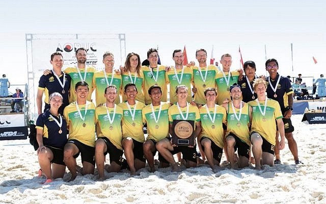Melbourne’s Joel Moskovic (pictured in the front row, third from the left) and his teammates won bronze in the 2019 Asia-Pacific Beach Ultimate frisbee championships.
