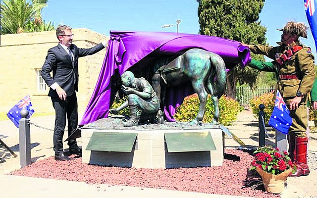 Australia’s ambassador to Israel Chris Cannan (left) and Aboriginal Light
Horseman Jack Pollard’s grandson Mark Pollard unveil the statue.