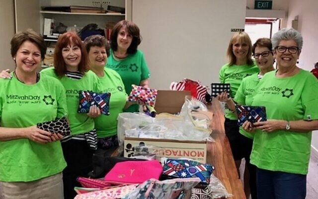 The eager volunteers of National Council of Jewish Women (Vic) get involved
for Mitzvah Day last year.