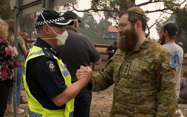 Rabbi Captain Dovid
Gutnick and Victoria Police Senior
Police Chaplain Drew Mellor in
Mallacoota.