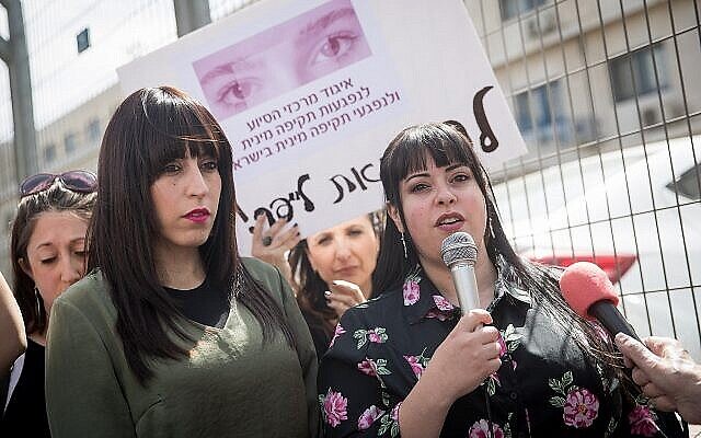 Australian sisters Nicole Meyer (left) and Dassi Erlich take part in a demonstration on March 13, 2019, outside the Jerusalem District Court. Photo: Yonatan Sindel/Flash90