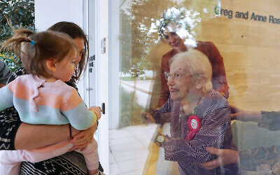 Chana Achiezer celebrates with
granddaughter Romy Zyngier and
great-granddaughter Mika.