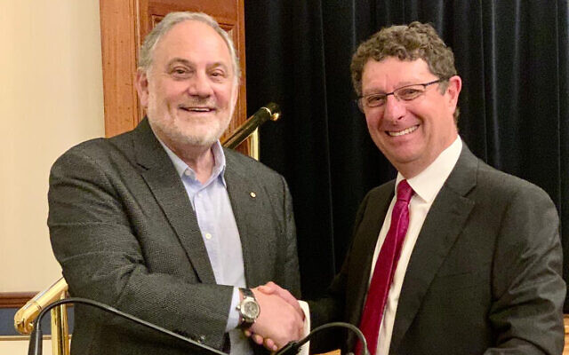 Outgoing president Justice Stephen
Rothman congratulates incoming
president David Lewis at The Great
Synagogue’s AGM.