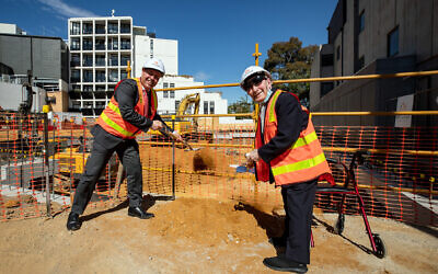 Josh Frydenberg (left) and Abe Goldberg symbolically turn the first sods on the construction of the new Holocaust
Museum. Photo: Sav Schulman