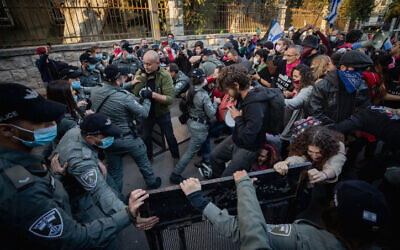 Israeli police officers scuffle with demonstrators during a protest against Israeli Prime Minister Benjamin Netanyahu on January 2. Photo: Olivier Fitoussi/Flash90
