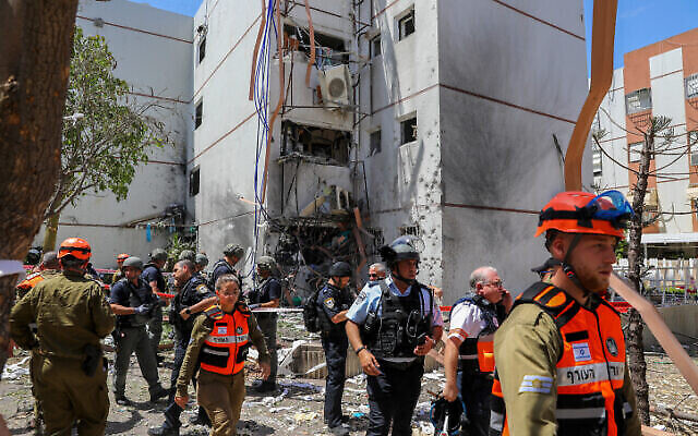 Rescue services are seen at a building in the southern port city of Ashdod that was hit by a rocket fired by Palestinian terrorists in the Gaza Strip, May 17, 2021. Photo: Flash90