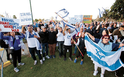 Participants at the pro-Israel rally in Melbourne. Photo: Peter Haskin